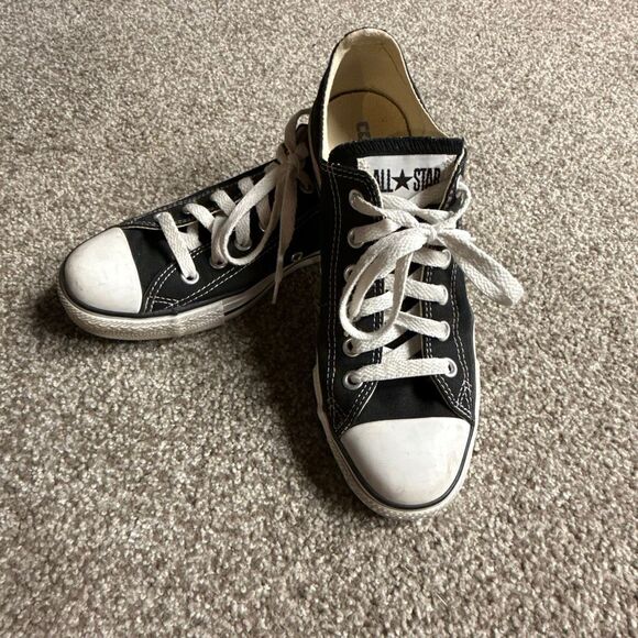 Converse Chuck Taylor Low Tops Size 8 - Picture 1 of 6